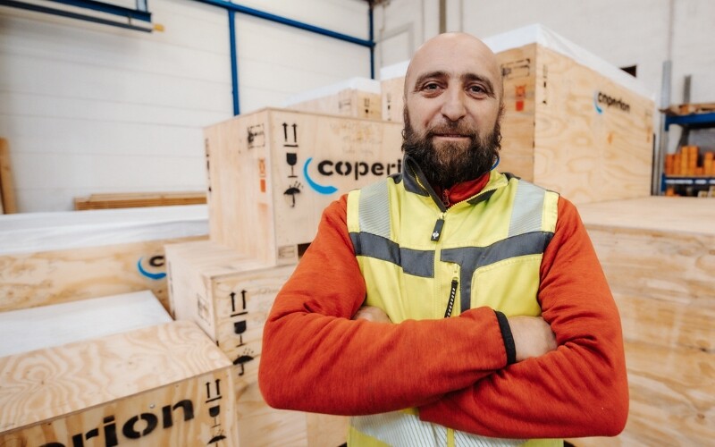 GRIESHABER Mitarbeiter im Verpackungscenter Mitarbeiter vom GRIESHABER Verpackungscenter vor Holzkisten